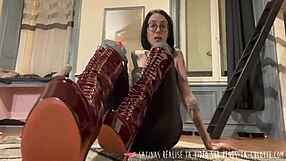 Satinas is on top of Homme all over her ongles and feet fetish