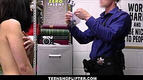 Mała nastolatka 18+ złodziejka sklepowa wyruchana na orgazmy przez dużego fiuta glinę