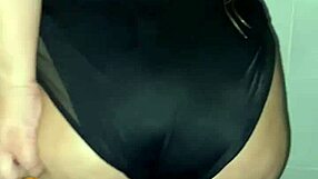 la madrastra soraya culona se calienta antes de la ducha... acaricia ese culo gordo tan sexy