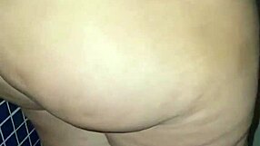 la madrastra soraya culona se calienta antes de la ducha... acaricia ese culo gordo tan sexy