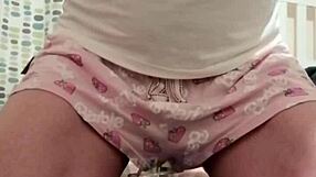 Пикая в пижамата си, искаш ли да сръбнеш от сока ми? 😜