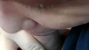 Pausa pranzo hot con salsiccia in macchina