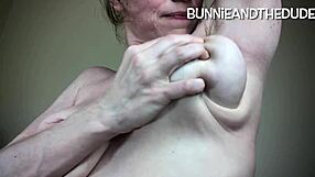 Caldo hippie peloso lecca ascelle sudate dopo aver rimbalzato tette venose in closeup con bunnieandthedude