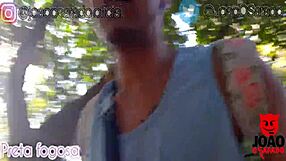 Vzal som tú horúcu čiernu babu s veľkým zadkom k vodopádu na divoké šukanie