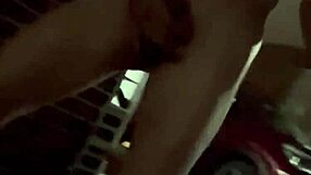 Paseo desnuda atrevida en barrio con masturbación outdoor para morbo masoquista