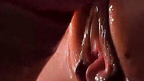 صببت لبني في كسها الضيق مرتين، تبللت من منظر زبي