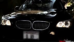 Бедная 18+ подросток Аубри Синклер с потрясающей задницей трахается богатым парнем с огромным членом