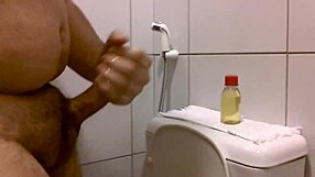 i gave an oiled handjob and watched him cum all over