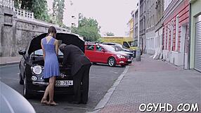 बूढ़ा आदमी जंगली सेशन में युवा बेब को ड्रिल करता है