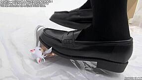 Doll Crush: Muñeca fetiche japonesa se vuelve salvaje en acción hardcore asiática