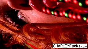 Charley Chase ertar brunett kjæreste med oral og rumpelek