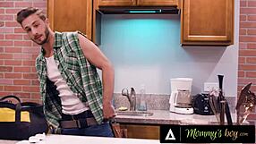 Кривудава цоугар Дана Деармонд мами врућег мајстора својом заводљивом милф пицком за врео секс. Жуди за интензивним задовољством.