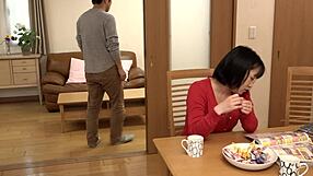 La sorella giapponese cavalca forte, stringendo il cazzo per creampie forzati multipli