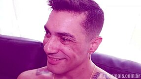 Um casal gay estreando no pornô com big cocks