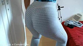 rainha do amador strips tight white pants, showcasing bumbumgigante curves