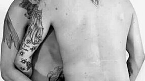 Um casal gay estreando no pornô com big cocks