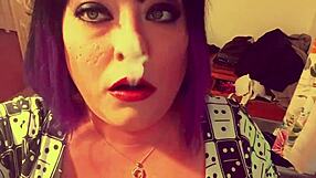 BBW britská domme Tina Snua si zapálí cigaretu zápalkami