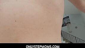 의붓엄마 침실에서 펠라치오 핸드잡 하며 보지 박음