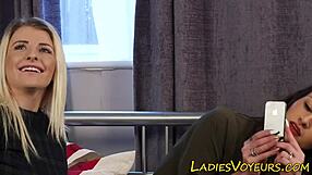 Úrnők gúnyolják a sissyt megalázó fehérnemű jelenetben