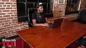 Zajatá brunetka SWAT dostane do prdele velký černý čurák v reálu