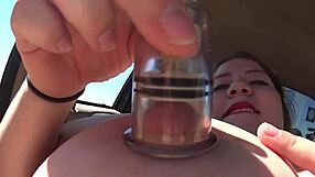 Viejo pervertido provoca a teen 18+ regordeta con succionadores de pezones. Sus tetas gordas reciben chupadas intensas