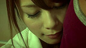 日本人ワイルド娘がビーチで巨根でからかってから騎乗