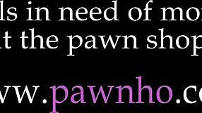 Bella bambola scopata dal cattivo gestore del banco dei pegni