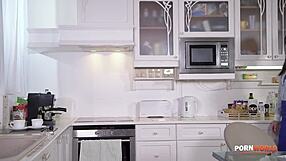 사무실에서 유혹적인 러시안 라나 로이에게 애널 드릴링으로 분출하는 날!