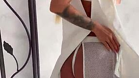 モニカ・フォックスが白ランジェ鏡前でタトゥー巨乳見せつけ！