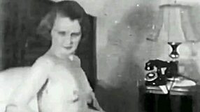 Vintage lezbejke proždiru dlakavu pičku u retro sceni sa žestokim lizanjem