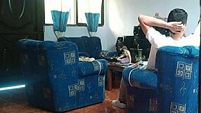 Kız kardeşim salon'da bilmeden erkek arkadaşını sikiyor