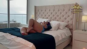 Maggie queen delivers intense blowjob with dildo toys on webcam!