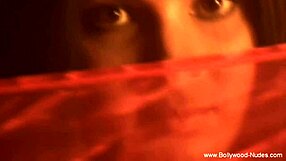 Seksi esmer göbek dansçısı duyusal hareketlerle tahrik ediyor