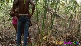 Je ta viralna afriška BBW modelka v doggystyleu z grmovjem in kmetom prevroča?