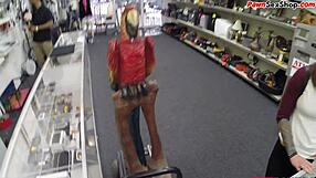 Kaykaycı Tatlı Büyük Siki Emiyor ve Sertçe Sikiliyor