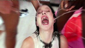 سويتي بلومز عميق الكرات 4 على 1 في غرفة النزل مع بلع السائل