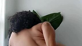 does ebony kara kiss open her ass with glass toy?