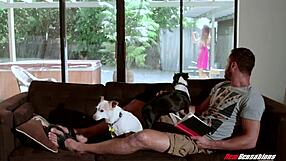 Nagy cicis újdonsült menyasszony August Ames szikráztatja a tüzet a férjével. Kibírod?