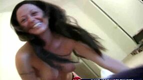 Morena joven pajea polla en close-up