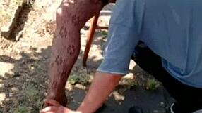 Ne mogu da verujem da joj tako dobro ližem dupe u bašti, sa čarapama i sve, tera je da svršava jako od mog jezika.