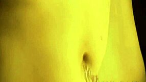 Tumma kaunotar eksoottisesta Intiasta tanssii kauniisti