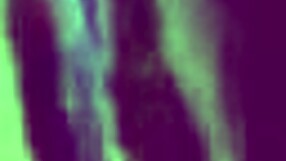 Teatro pornô, estranhos cobrem meu rosto e me enchem enquanto marido assiste