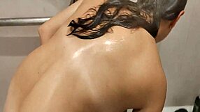 เฮ้ย ดูน้องเลี้ยงในห้องอาบน้ำสิ เธอเซ็กซี่และโหนกขนาดนี้ 😏