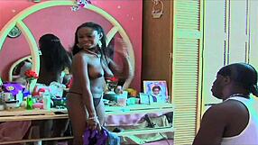 Pozri sa na tú veľkoprsú ebony herečku ako sa prechádza nahá na natáčaní