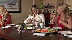 mellanie monroe chats with friends