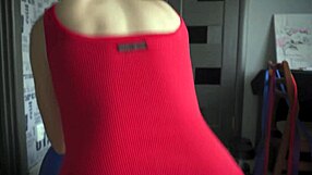 יו, תראה את הבחורה בכושר בחליפת גוף אדומה מקפצת חזק על כדור התעמלות בחדר כושר.