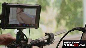 Katselen hoikkaa blondia levittävän tiukkaa pilluaan castingissa