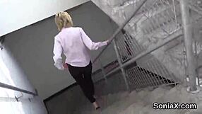 चीटिंग इंग्लिश मिल्फ लेडी सोनिया बड़ी छातियां दिखाती है