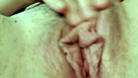 Zobacz tę nieogoloną dziurkę szeroko otwartą, mięsistą owłosioną cipkę ociekającą sokiem po orgazmie