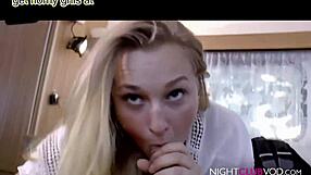 Teen nach der Schule im Bumswagen für dreckigen Spaß mit großen Titten zur Schau